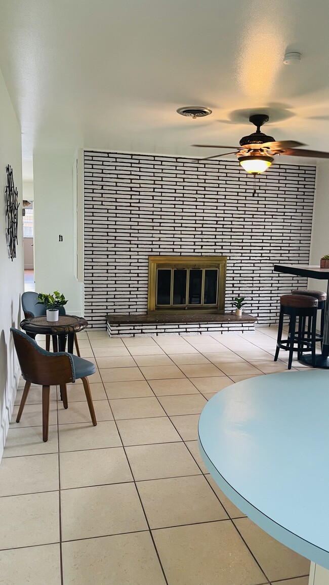 Fireplace & Breakfast Nook - 2155 Alafaya Trail Unit 4