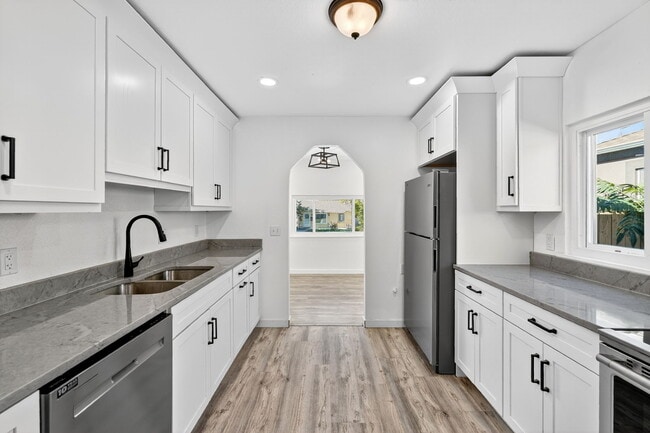Photo - 4080 Cook St