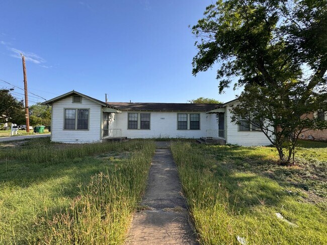 Building Photo - 1519 E Southcross Rental