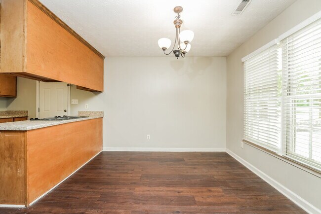 Photo - 465 Rosehill Dr