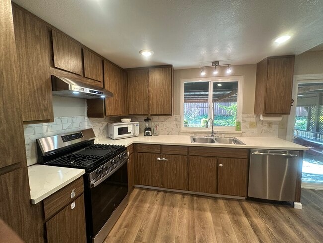 Photo - 1465 Madrone Way