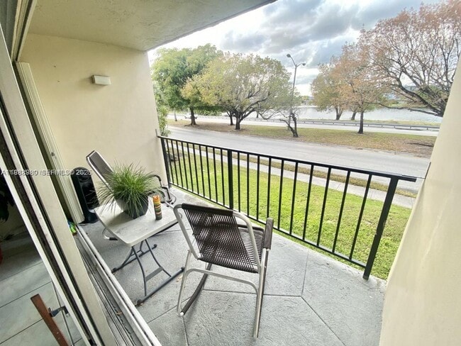 Building Photo - 9150 Fontainebleau Blvd Unit 205