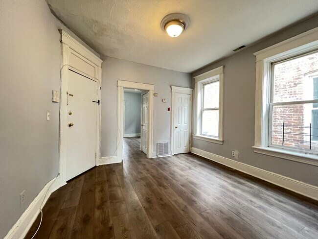 43 Grant Ave 3L