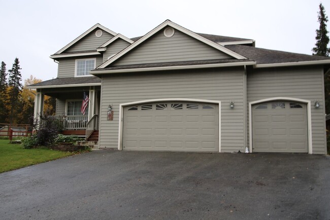 Building Photo - Lovely 4-Bedroom, 2.5-Bathroom Fully Furni... Rental