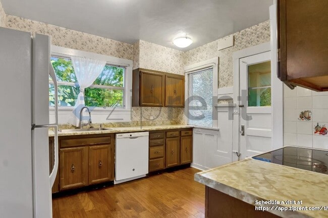 Photo - 902 N 77th St