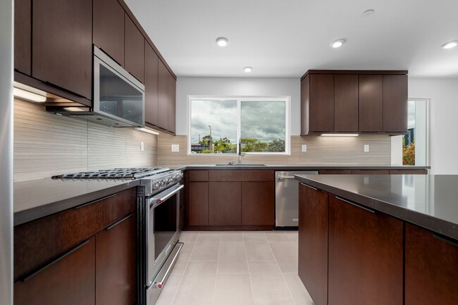 Available now! Brand New 4 Bedroom Townhom... - Available now! Brand New 4 Bedroom Townhom... Casa