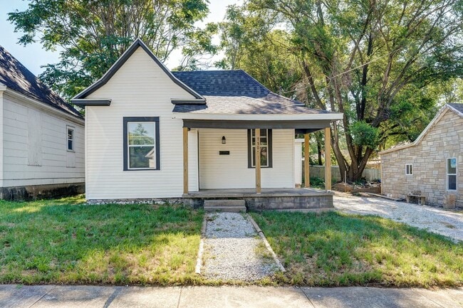 3 Bedroom, 1 Bathroom remodeled house! - 3 Bedroom, 1 Bathroom remodeled house!