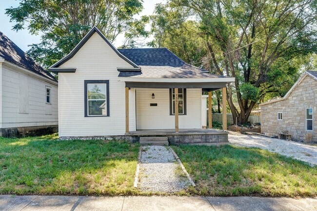 Building Photo - 3 Bedroom, 1 Bathroom remodeled house!