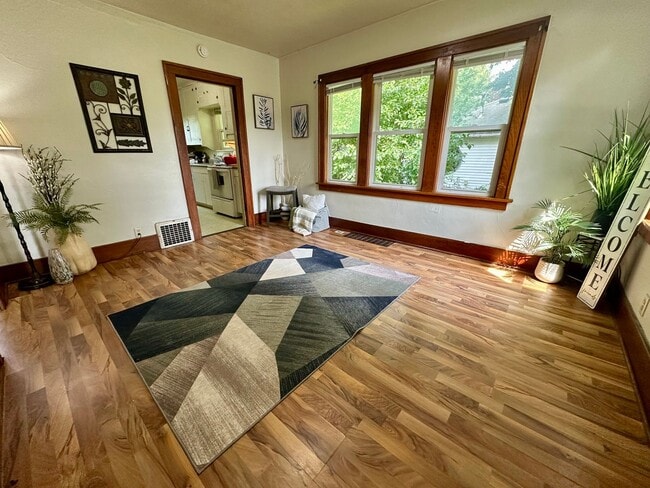 Building Photo - 2 bed, 1 bath home for rent in Waterloo