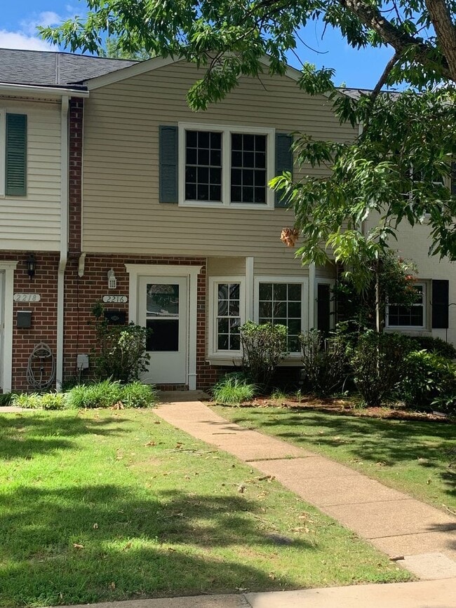 Building Photo - BEAUTIFULLY RENOVATED TOWNEHOME IN WASHING...