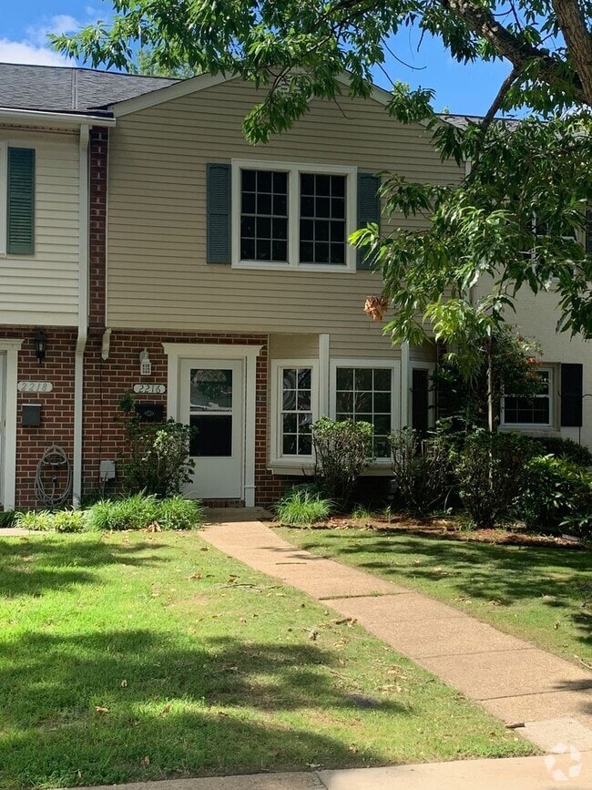 Building Photo - BEAUTIFULLY RENOVATED TOWNEHOME IN WASHING...