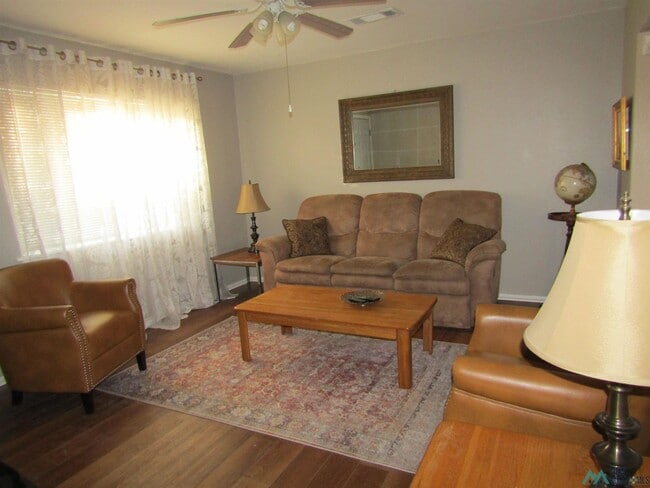 Photo - 605 1/2 W Quay Ave