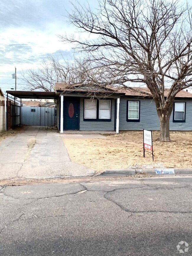 Building Photo - Super cute 3/1 home with big backyard