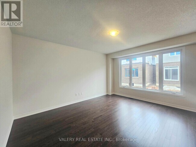 Photo - 31 Phoenix Blvd