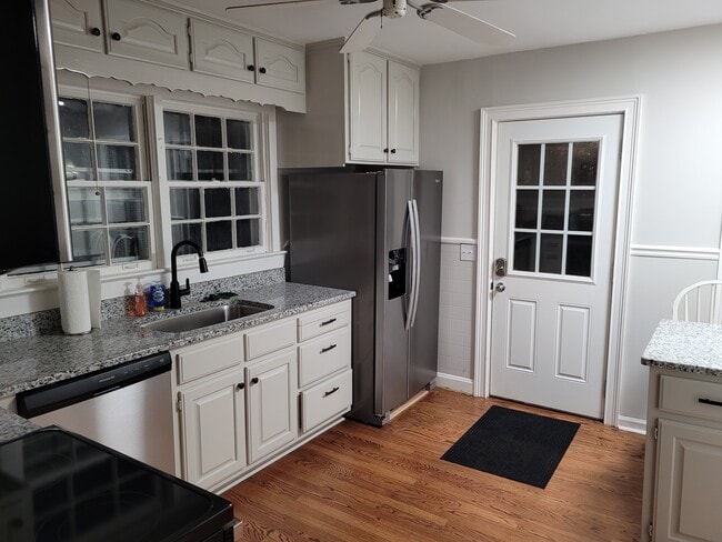 Photo - 509 Hickory St SE