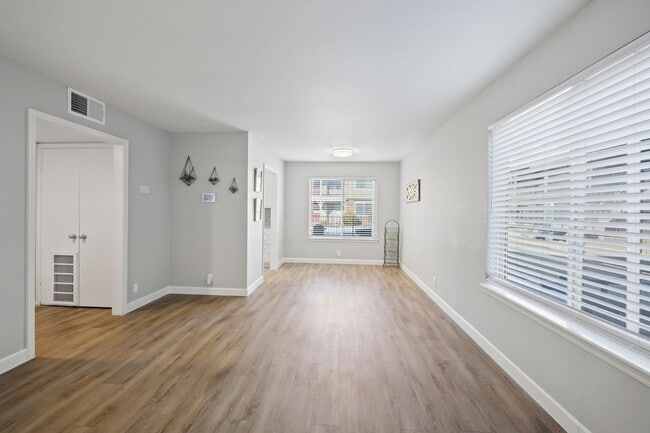 Beautiful 2 Bedroom Downstairs Available NOW! - Beautiful 2 Bedroom Downstairs Available NOW! Apartamento Unidad 70