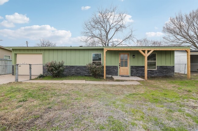 Photo - 1211 Gate Ln Dr House