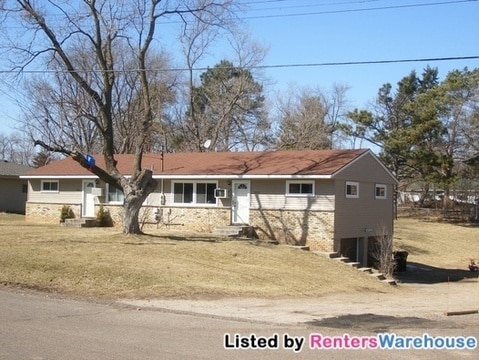 Building Photo - Available June 5th 2 Bedroom 1 Bath Duplex in Plymouth