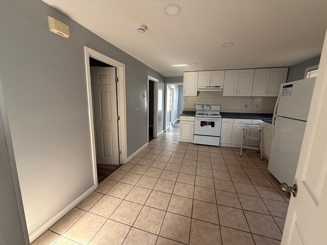 Building Photo - 18 Meadow St Unit 2