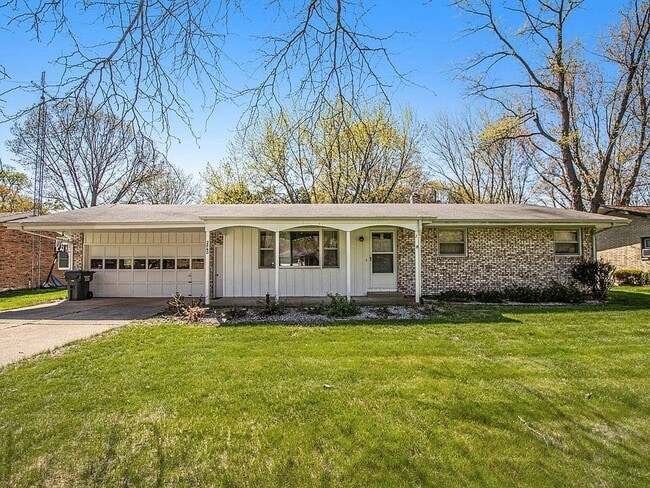 Building Photo - 3-bedroom, 1.5 bathroom, fully furnished home