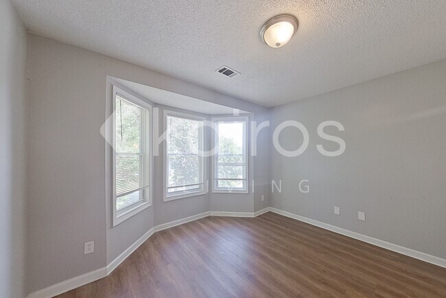 Photo - 835 Ashley Ln