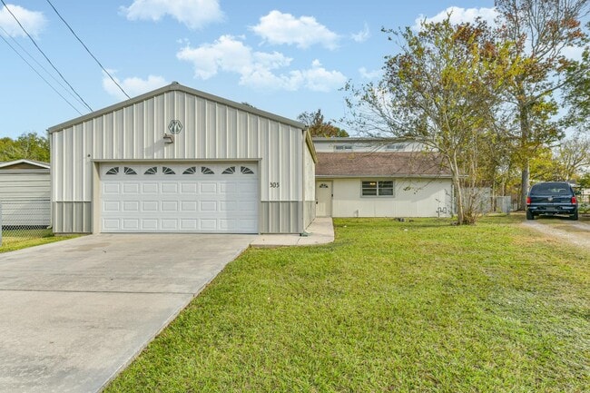 Building Photo - 305 Red Haven Dr