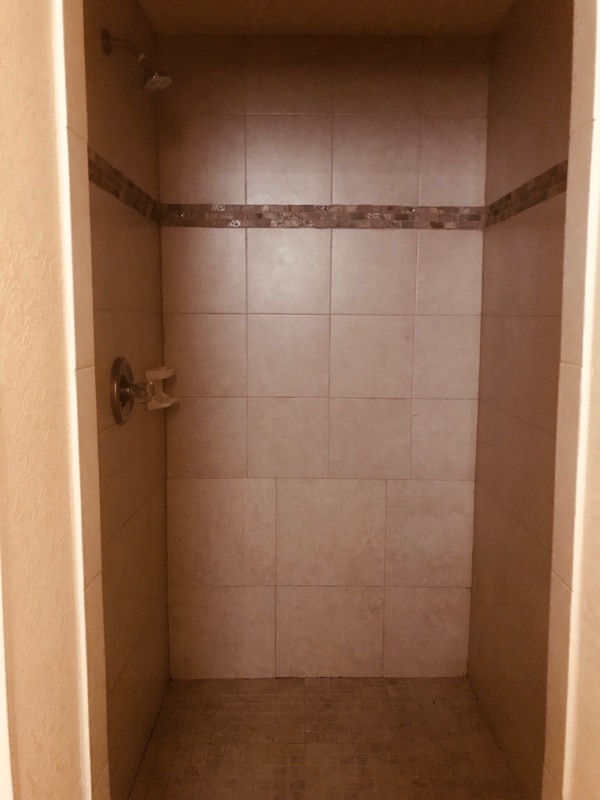 large shower - 1315 N US Highway 1 Unit B