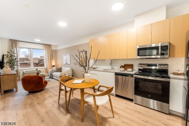 Building Photo - 431 Dr Martin Luther King Jr Blvd Unit 605 Rental
