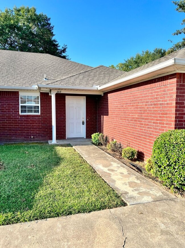 Building Photo - 207 H St