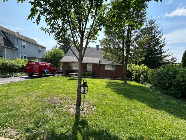 Building Photo - 426 Mills St