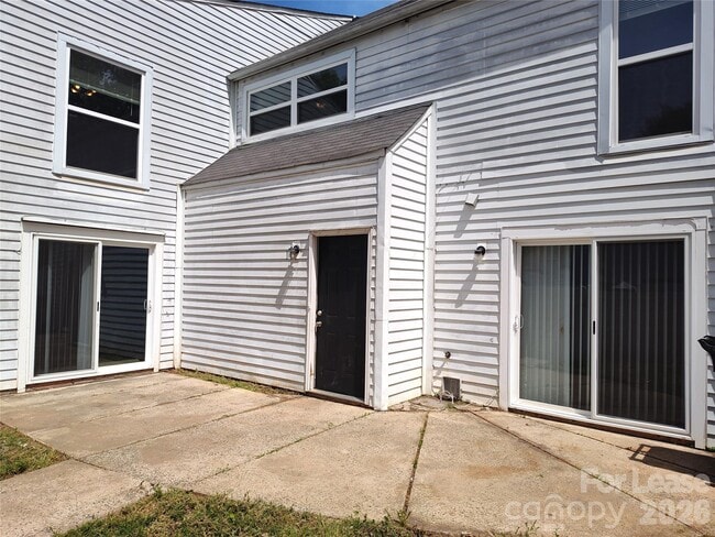 Building Photo - 7001 Stonington Ln