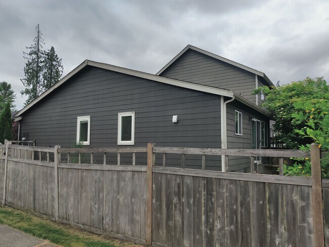 Photo - 4320 Roxanna Loop SE