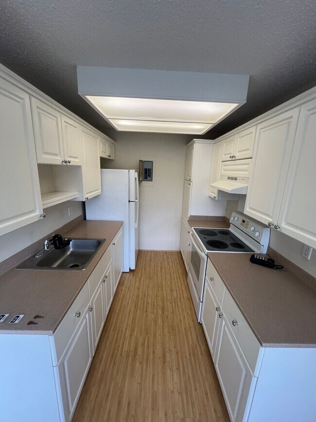 Photo - Very nice 2 bedroom, 1 bath unit with 2 pa... Unidad 40S