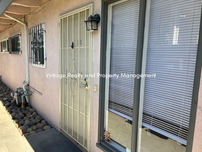 Building Photo - This Updated 2 Bedroom Duplex Is Ready to ... Rental