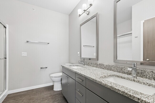 2BR, 2BA - 900SF - Bathroom