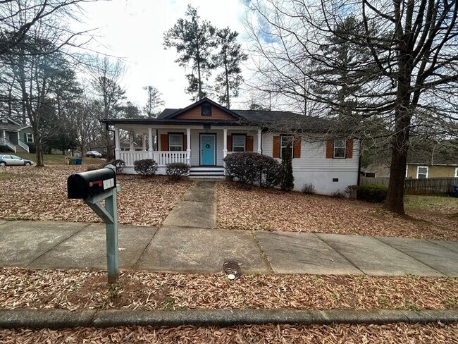 Building Photo - Newly Renovated!