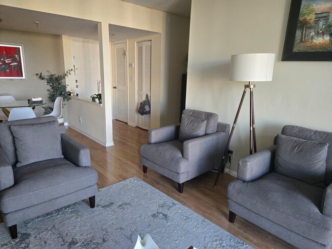 Building Photo - 6797 Willow Wood Dr Unit 6073