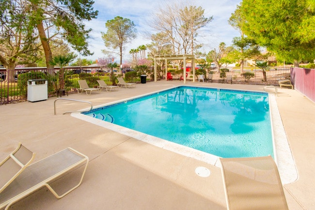 Beautiful pool - Casa De Alicia Apartments