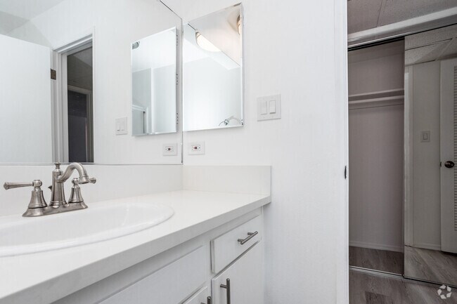 2BR, 2BA - 987 SF - 2031-2035 Dracena Drive