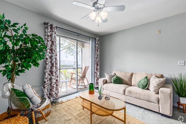 1BR, 1BA - 684SF - Living Room