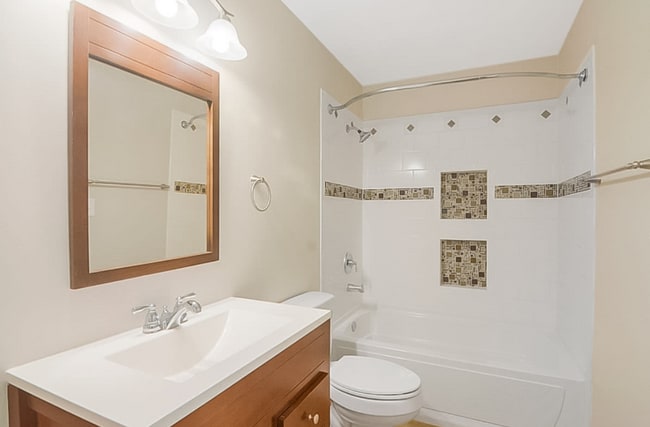 Photo - 911 Buckingham Rd