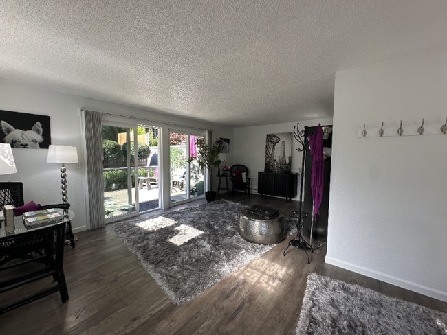 Photo - 844 Phoenix St NE