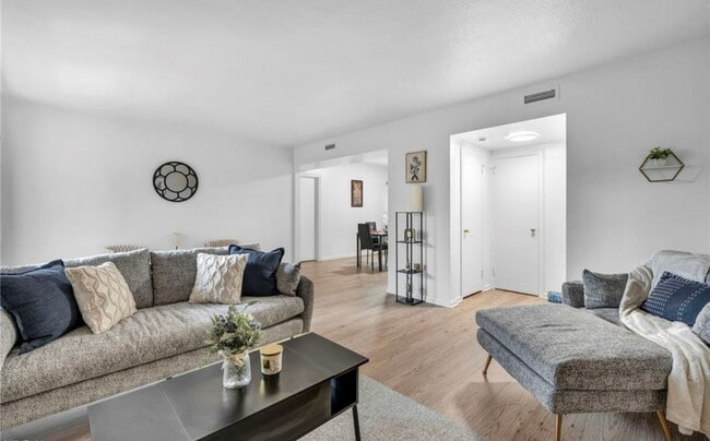 Building Photo - 15825 Van Aken Blvd Unit Georgian one bedroom