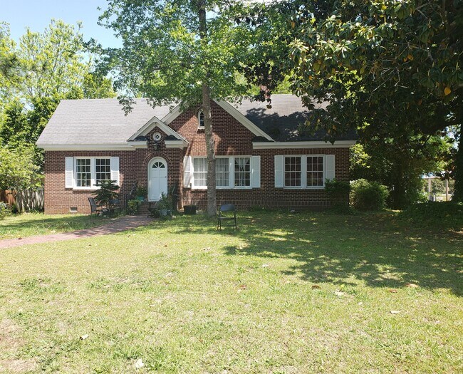 Photo - 102 N Oak St