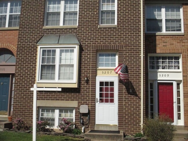 Building Photo - Three Bedroom Townhouse in Alexandria Near Ft Belvoir