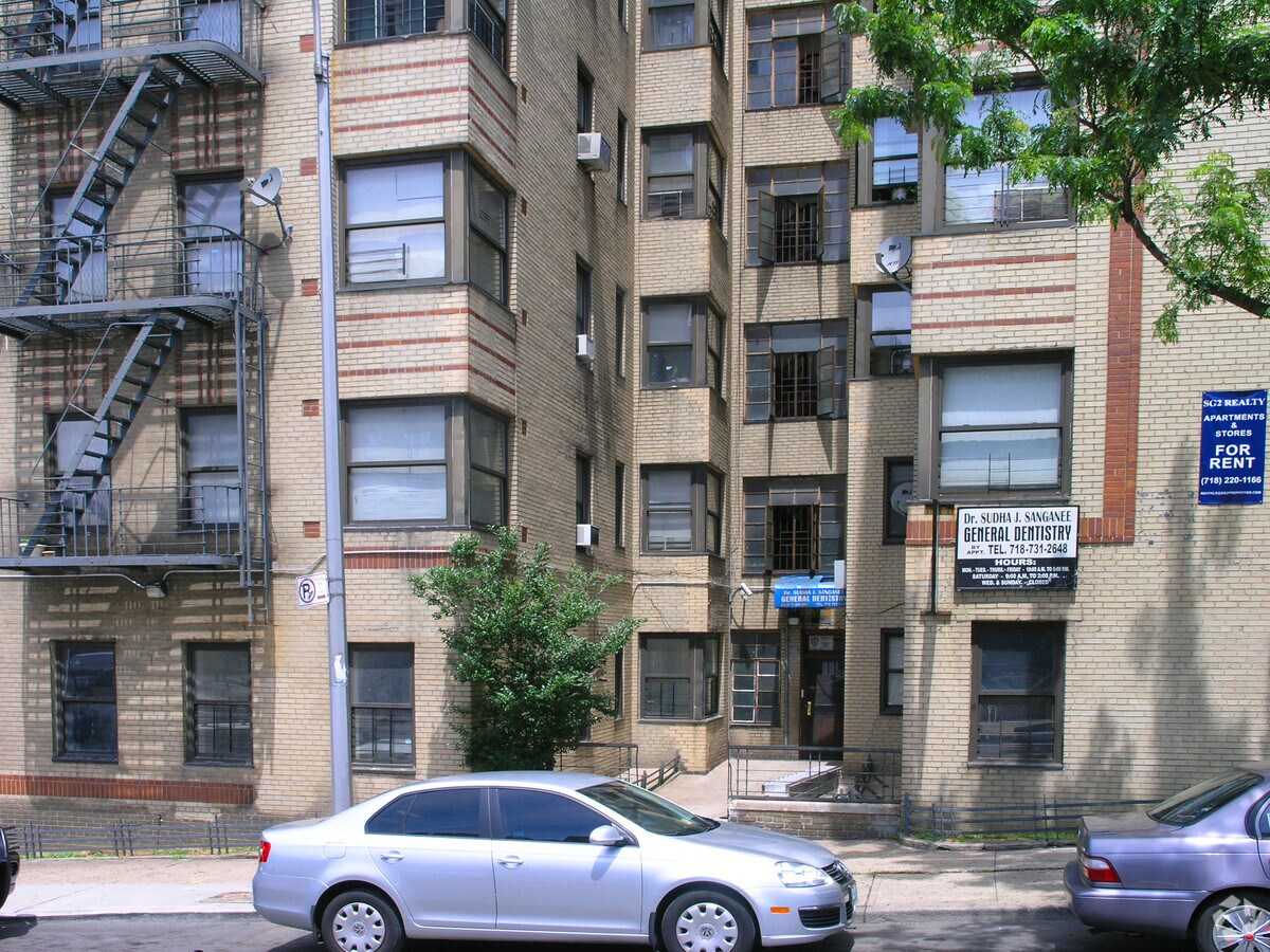 Photo - 161-165 E 179th St