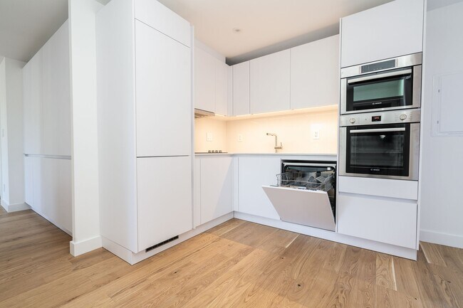 Building Photo - 110 Oriole Pkwy Unit 401