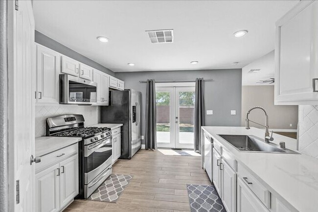 Building Photo - Stunning 3-Bedroom Townhome with Spacious Backyard & Fireplace