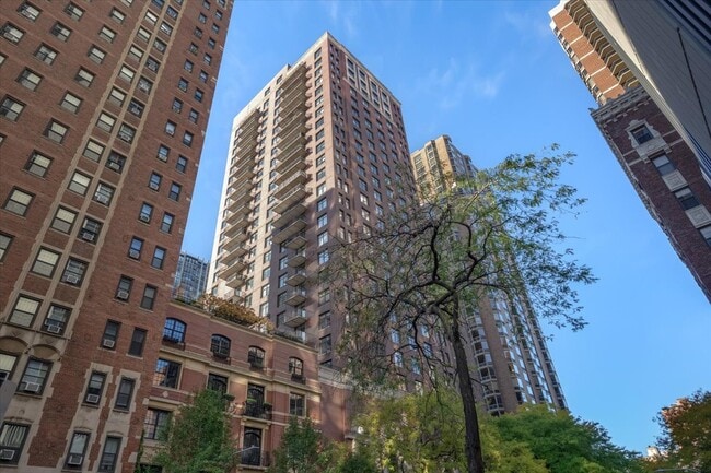 Building Photo - 1122 N Dearborn St Unit 22J