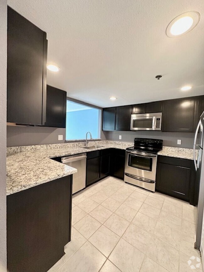 Building Photo - Bright and Spacious 2 bedroom Condo with W/D!